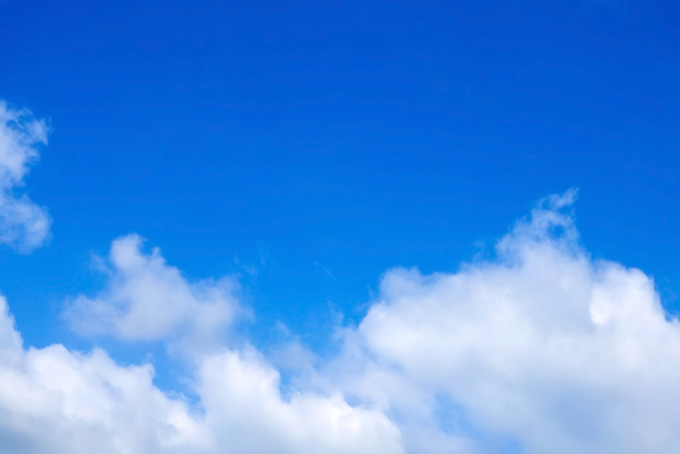透明感のある青空を流れる雲（空 素材の背景フリー画像）