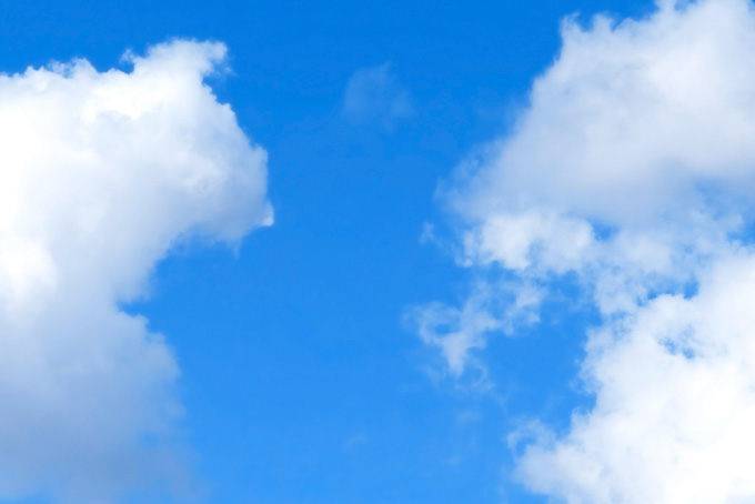 雲が浮かぶ爽やかな青空（青空 壁紙の背景フリー画像）