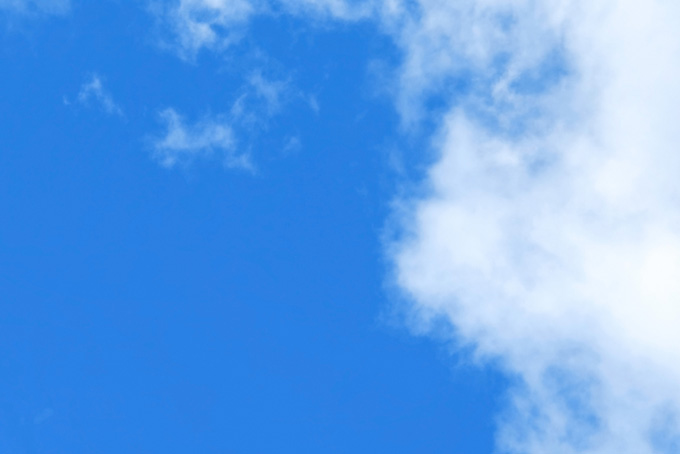青空に染み入る白い雲（空 テクスチャの背景フリー画像）