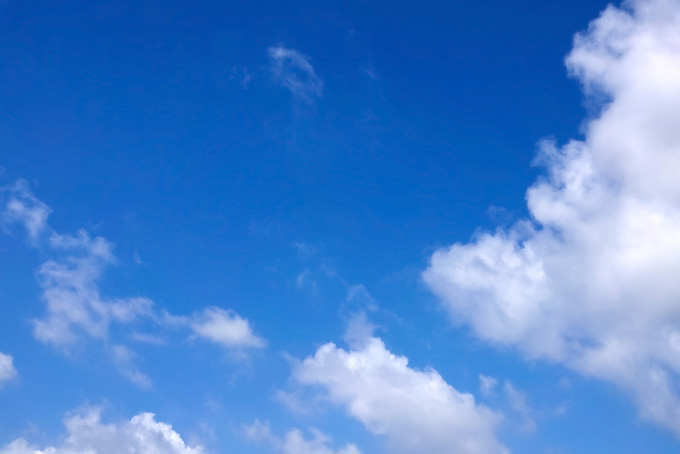 断雲が宙を舞う清々しい青空（空 写真の背景フリー画像）