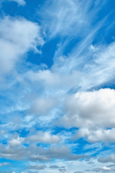 秋の澄み切った青空と数々の雲（空 写真の背景フリー画像）