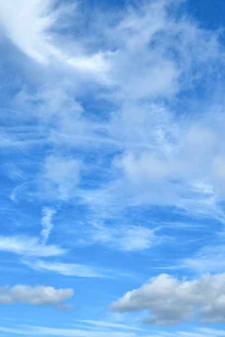 青空を掻き回す白い巻雲（空 素材の背景フリー画像）