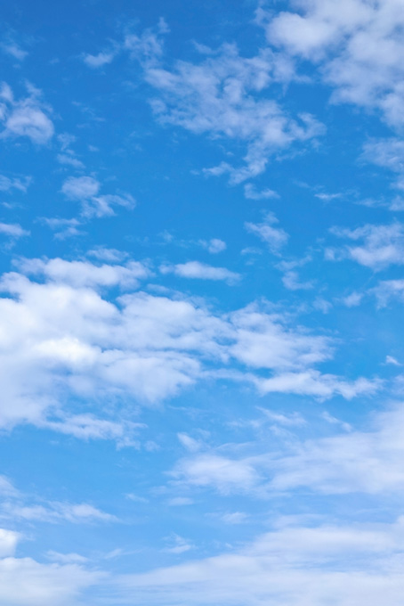 白小雲が浮かぶ透徹した青空（空 素材の背景フリー画像）