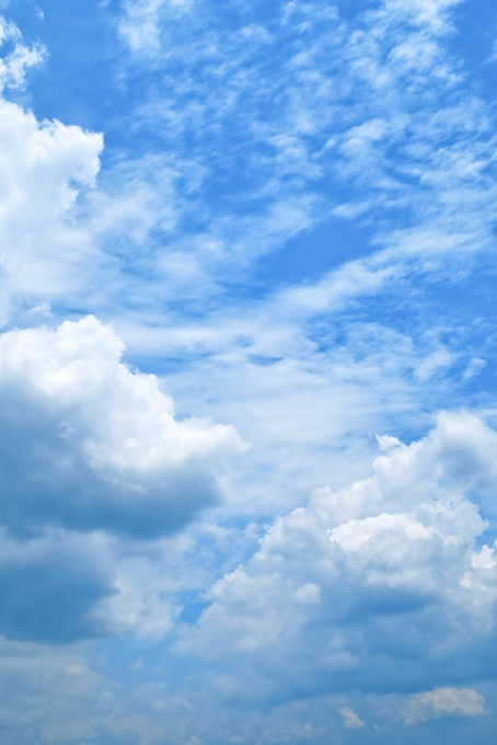雄大な雲が風に流される青空（空 綺麗の背景フリー画像）