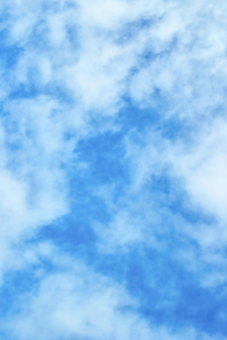 薄い雲が青空を斑に染める（空 風景の背景フリー画像）