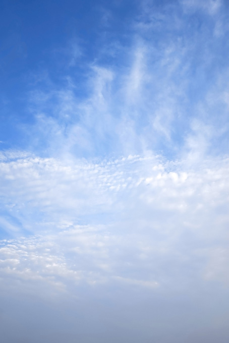 叢雲の青空に湯気のような巻雲（空 風景の背景フリー画像）