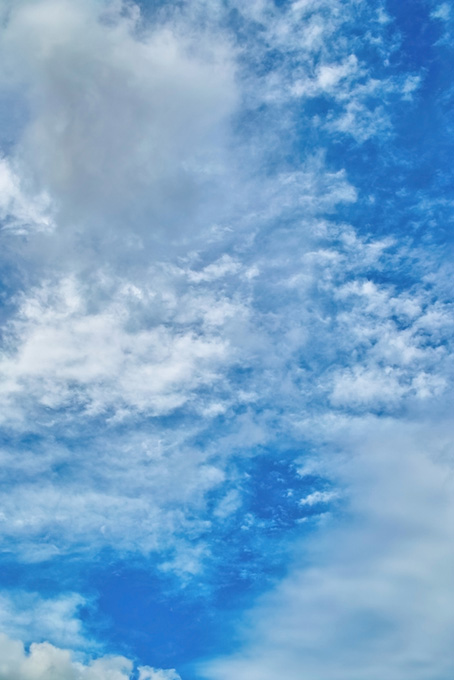 青空を白く斑に染める雲（空 写真の背景フリー画像）