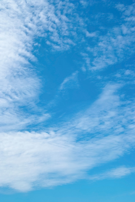 風に吹かれ青空にバラける雲（空 テクスチャの背景フリー画像）
