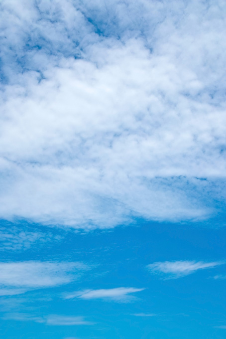 青空の上に被さる白い斑雲（空 風景の背景フリー画像）