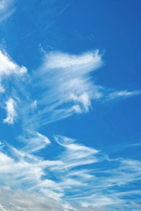 鉤状雲と澄み渡る秋の青空（空 素材の背景フリー画像）