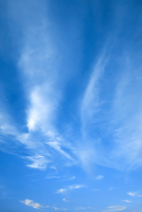 青空に尾を引いて浮遊する雲（空 風景の背景フリー画像）