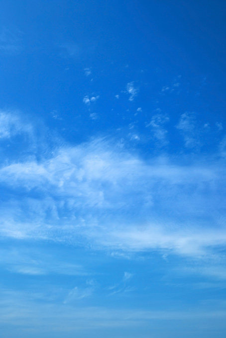 青空に筆で塗ったような雲（空 おしゃれの背景フリー画像）