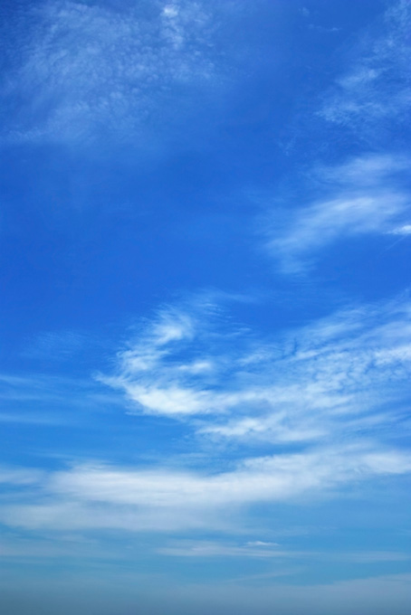 巻雲が描く青空のグラデーション（空 待ち受けの背景フリー画像）