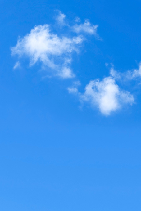 断片雲と絵具を塗ったような青空（空 写真の背景フリー画像）