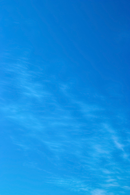青空を淡くぼかす巻雲（空 テクスチャの背景フリー画像）