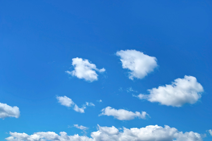 青空を泳ぐ真白の綿雲（青空 写真の背景フリー画像）