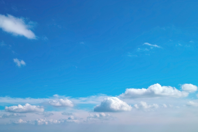 快然な青空に浮かぶ島のような雲（空 風景の背景フリー画像）