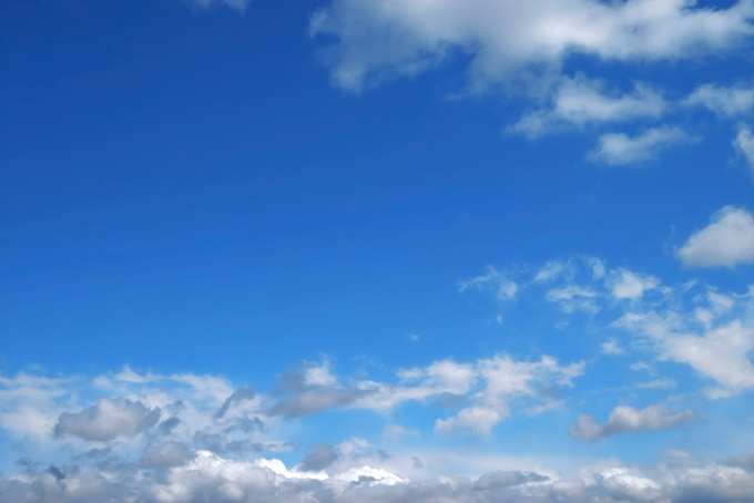 澄んだ青空に千切れて漂う雲（空 風景の背景フリー画像）