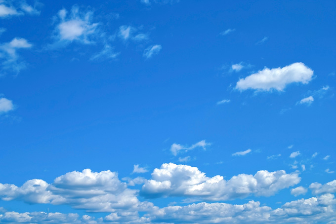 爽やかな青空の下に群れる積雲（空 写真の背景フリー画像）