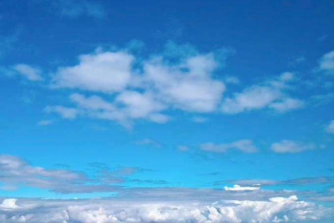 清らかな青空と横に伸びる雲（空 素材の背景フリー画像）