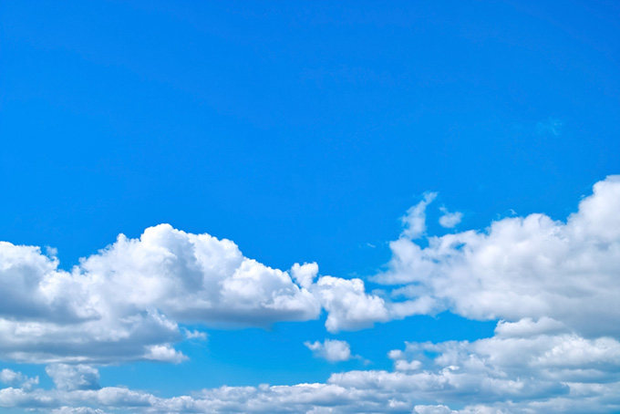 並積雲の上に広がる青空（青空 写真の背景フリー画像）