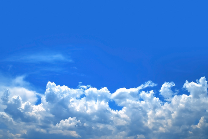 青空と波のように押し寄せる積乱雲（青空 写真の背景フリー画像）
