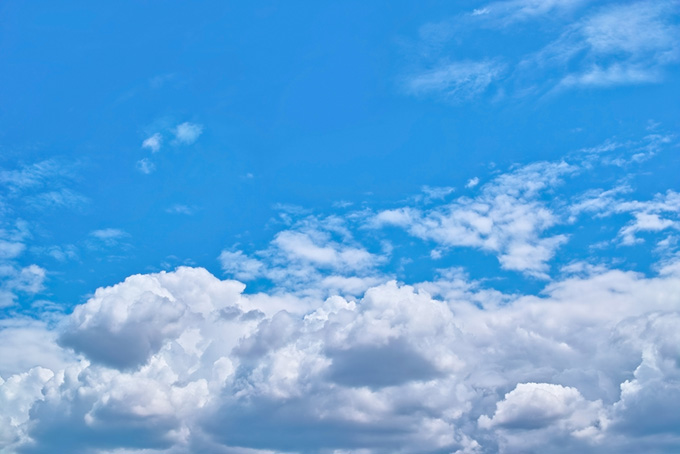 積雲群が広がる明澄な青空（空 写真の背景フリー画像）