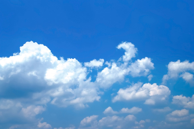 青空にふわふわと浮かぶ幾つもの雲（空 素材の背景フリー画像）