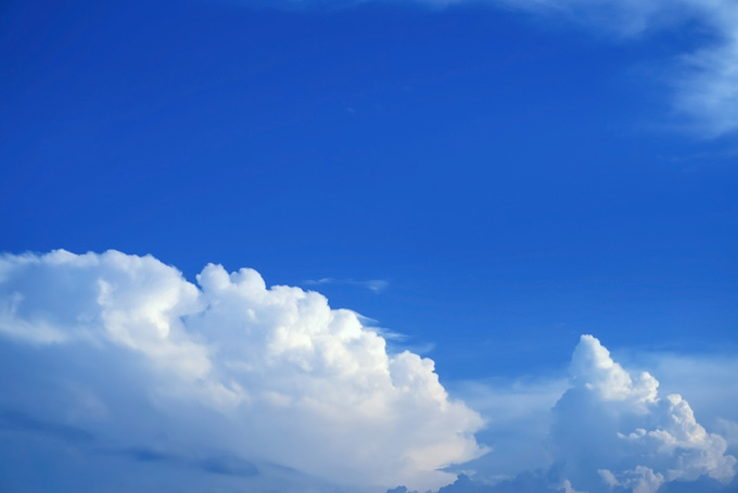 雄大雲が佇む壮観なる青空（青空 背景のフリー画像）