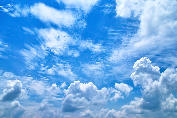 大きな雲が遥かに続く壮大な青空（青空 背景のフリー画像）