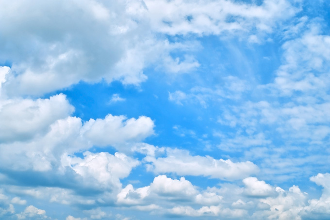 空の下をゆっくりと進む群雲（青空 背景のフリー画像）