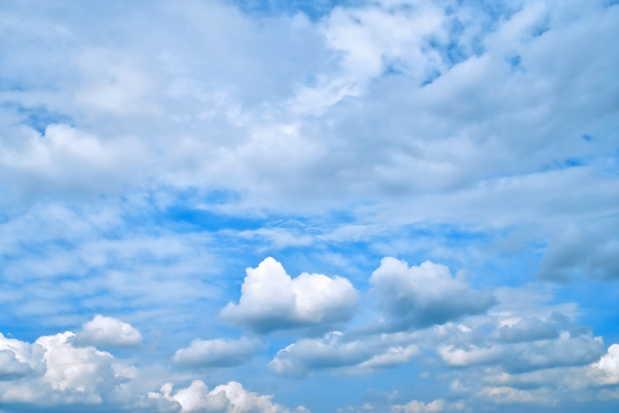青空を埋める巻雲と積雲（空 テクスチャの背景フリー画像）