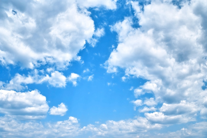 輪を描くように青空を囲む雲（青空 背景のフリー画像）