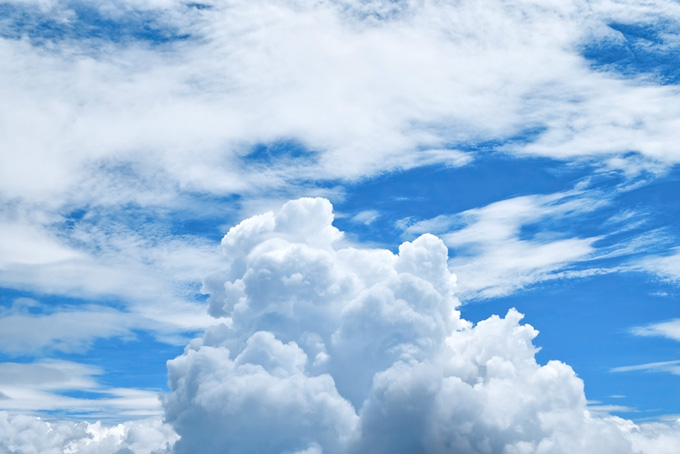 青空に盛り上がる雲（青空 背景のフリー画像）