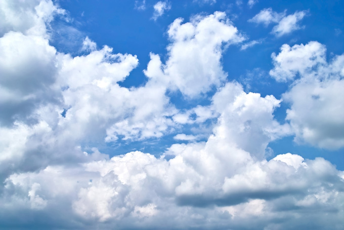 青空に繁茂する白い雲（空 素材の背景フリー画像）