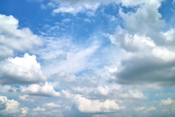 並積雲が群れ集う雄大な空（青空 背景のフリー画像）