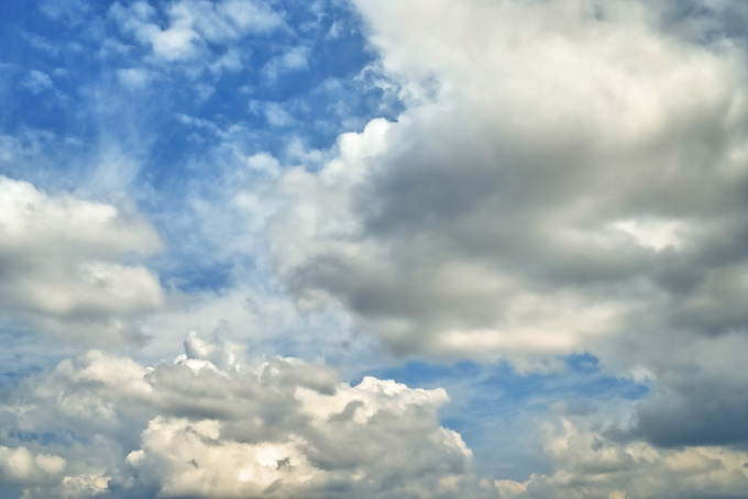 午後の青空を埋める大小の雲（空 素材の背景フリー画像）