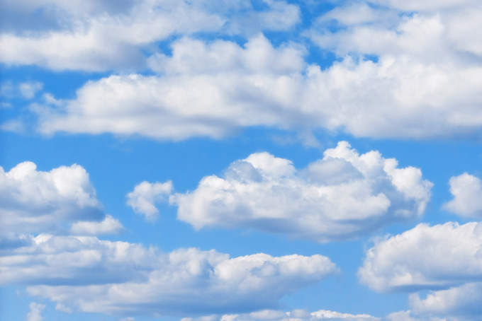 青空にひしめく大きな積雲（青空 背景のフリー画像）