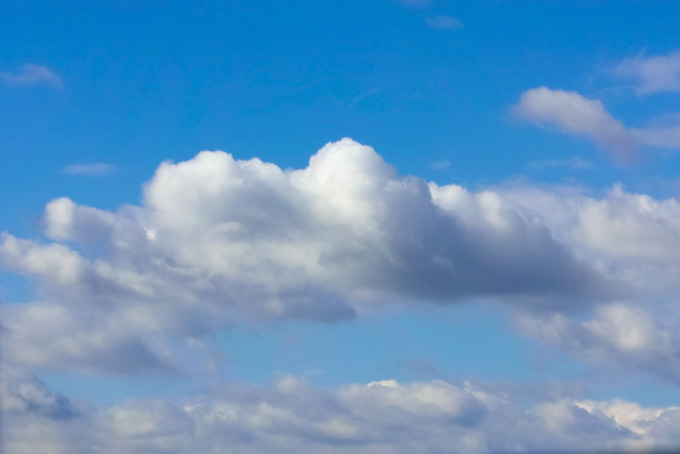 青空に溶けるような雲（青空 背景のフリー画像）