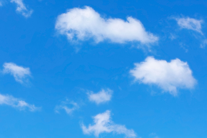 青空に散らばる千切れ雲（青空 背景フリー画像）