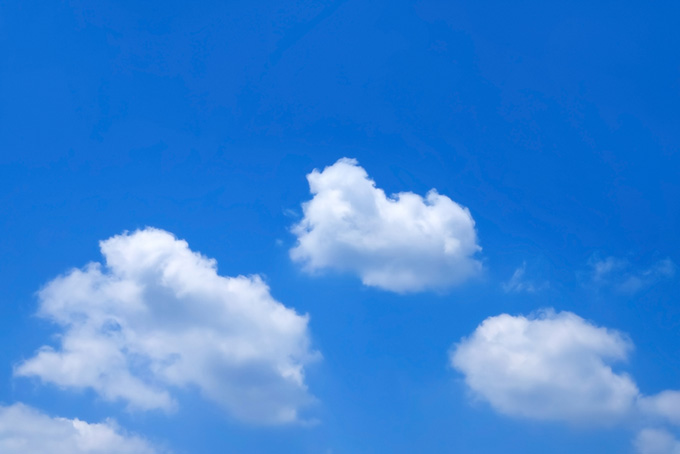 青空にふわふわと流れる白小雲（青空 背景フリー画像）
