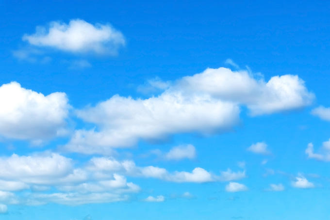 清明な青空に浮かび漂う雲（青空 背景フリー画像）
