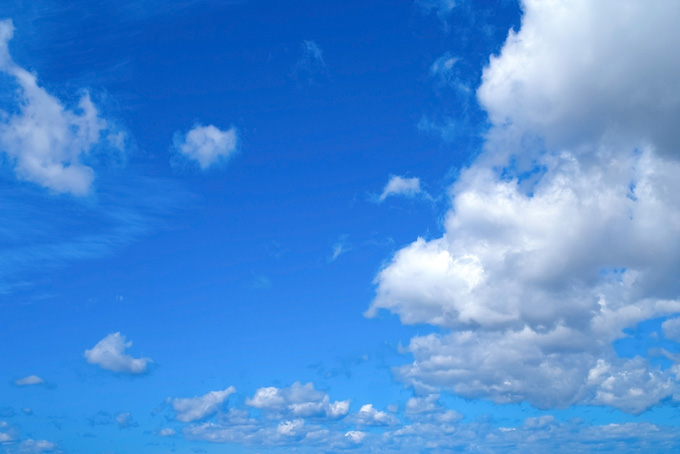 群雲と果てし無く広い青空（背景 青空 画像の背景フリー画像）