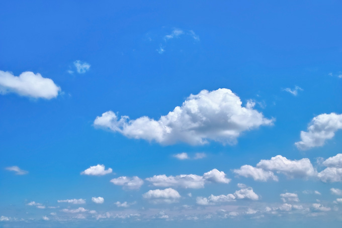 空に群れをなして浮かぶ綿雲（青空 背景フリー画像）