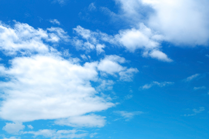 青空に掛かる断片雲(背景 画像 青空のフリー画像)
