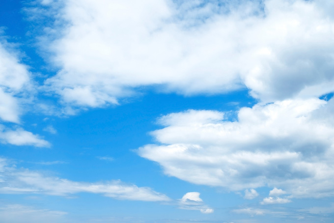 渺茫たる青空と堂々たる雲（空 壁紙の背景フリー画像）