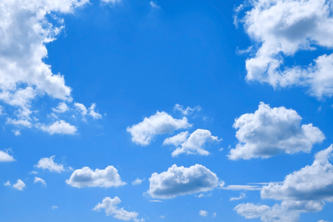 青空と光を浴びて浮遊する綿雲（青空 背景のフリー画像）
