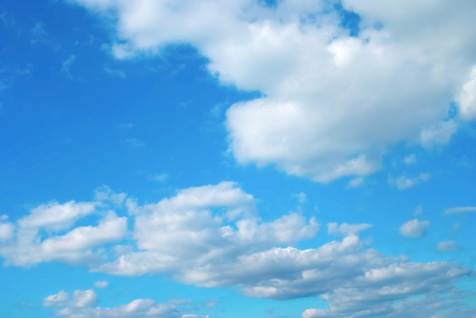 青空と連ねる扁平積雲（空 テクスチャの背景フリー画像）