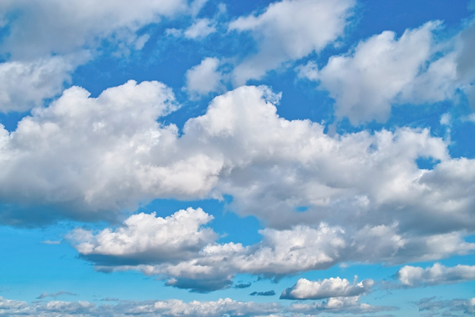 青空に広がる並雲と断片雲（空 素材の背景フリー画像）
