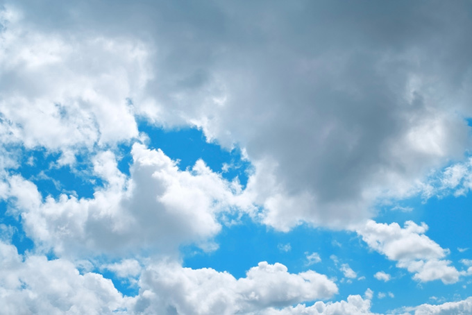 青空を遮る大きな並積雲（空 写真の背景フリー画像）